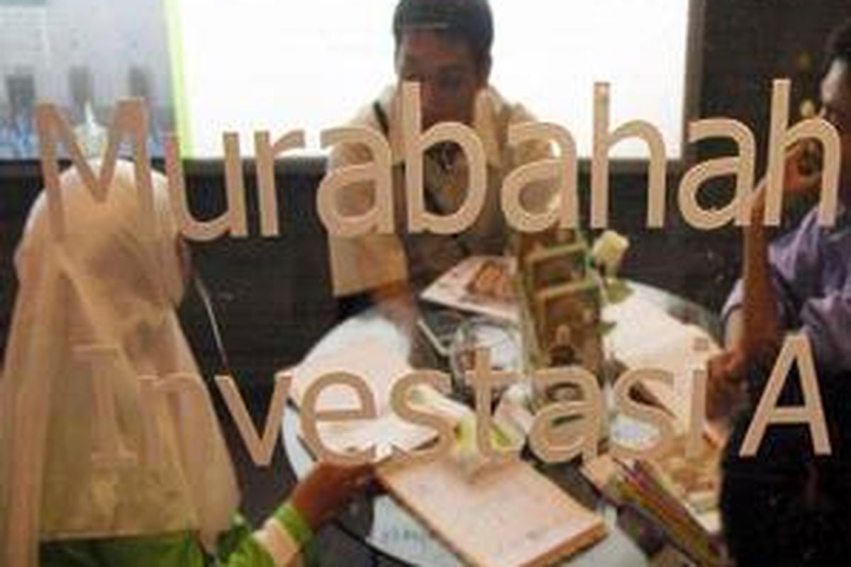 Sales promotion girl (SPG) mempresentasikan ke pengunjung gerai Pegadaian yang berbasis Syariah di arena Festival Ekonomi Syariah ke-2 di Jakarta Convention Center, Rabu (4/2).