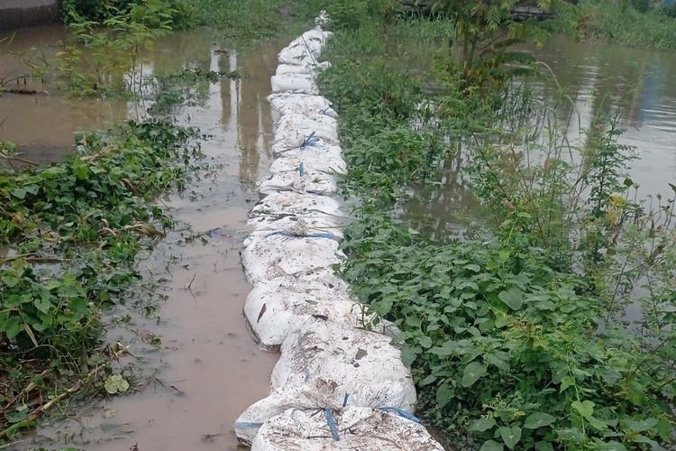 bPBD Sidoarjo Bangun Tanggul Darurat Atasi Banjir Desa Ngaban dan Boro.
