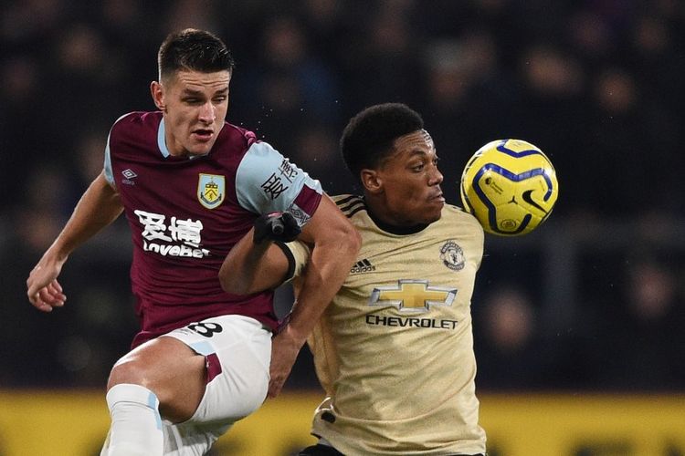 Ashley Westwood (kiri) dan Anthony Martial (kanan) berebut bola pada laga pekan ke-20 Liga Inggris antara Burnley vs Man United di Stadion Turf Moor, Sabtu 28 Desember 2019.