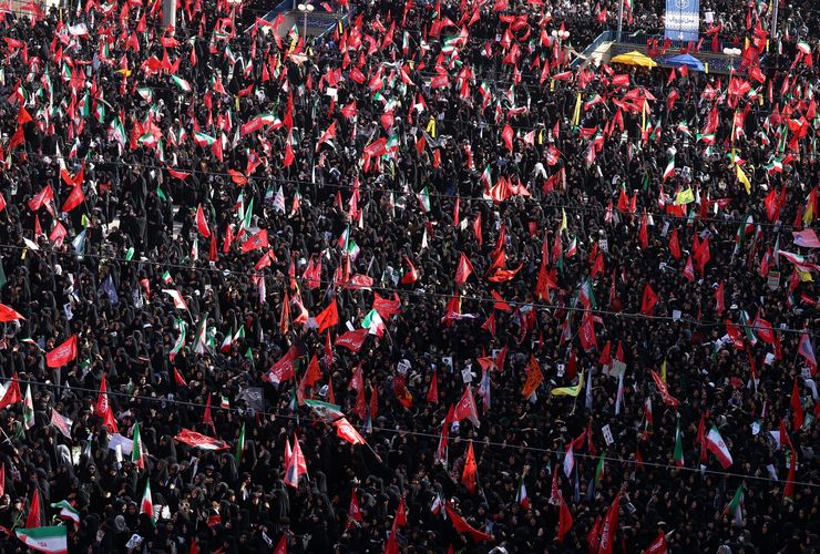 Kenapa Warga Iran Kibarkan Bendera Merah Saat Pemakaman Ali Khamenei?