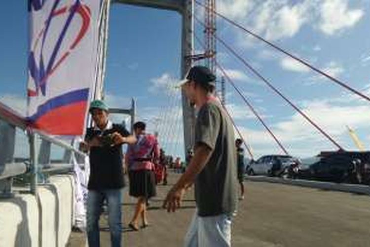 Warga Ambon sangat antusias meengabadikan diri sendiri di atas Jembatan Merah Puti, Selasa (5/4/2016).