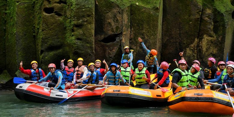 Wali Kota Medan Bobby Nasution dan sejumlah kepala daerah se-Sumut menikmati wisata rafting Sungai Bahbolon di Kecamatan Sipispis, Kabupaten Serdang Bedagai.