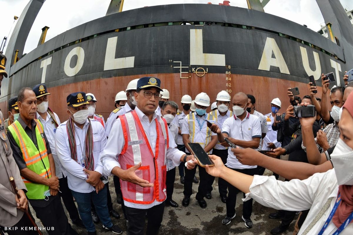 Menteri Perhubungan Budi Karya Sumadi saat meninjau meninjau dua pelabuhan di Nusa Tenggara Timur (NTT) yaitu Pelabuhan Kalabahi di Kabupaten Alor dan Pelabuhan Laurentius Say di Maumere, Kabupaten Sikka, Jumat (14/1/2022). 