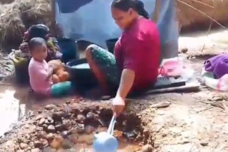 Ribuan Warga di Karawang Terdampak Kekeringan, Terpaksa Gali Kubangan di Sungai untuk Cari Air