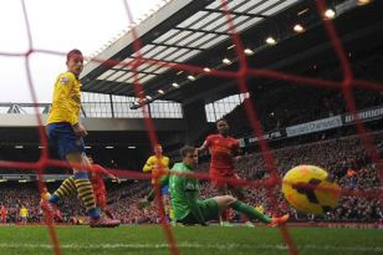 Gelandang Liverpool, Raheem Sterling, saat menceploskan bola ke gawang Arsenal pada lanjutan Premier League di Stadion Anfield, Sabtu (8/2/2014). Liverpool menang 5-1 pada pertandingan tersebut. 