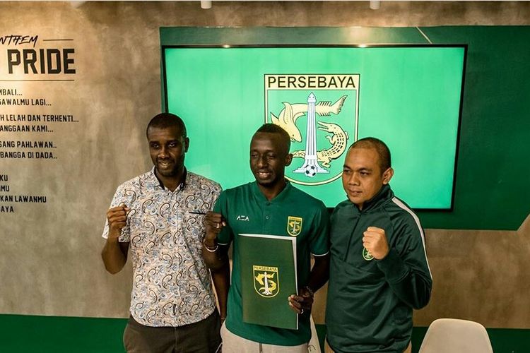 Makan Konate resmi diperkenalkan sebagai pemain asing tim berjuluk Bajul Ijo bersama Manajer Tim Candra Wahyudi (kanan) untuk musim 2020 di Kantor Marketing Persebaya Surabaya, Jawa Timur, Sabtu (01/02/2020) siang.