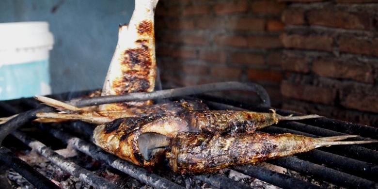 Menu ikan laut bakar di warung pinggir Jalan Poros Bantaeng - Bulukumba. 