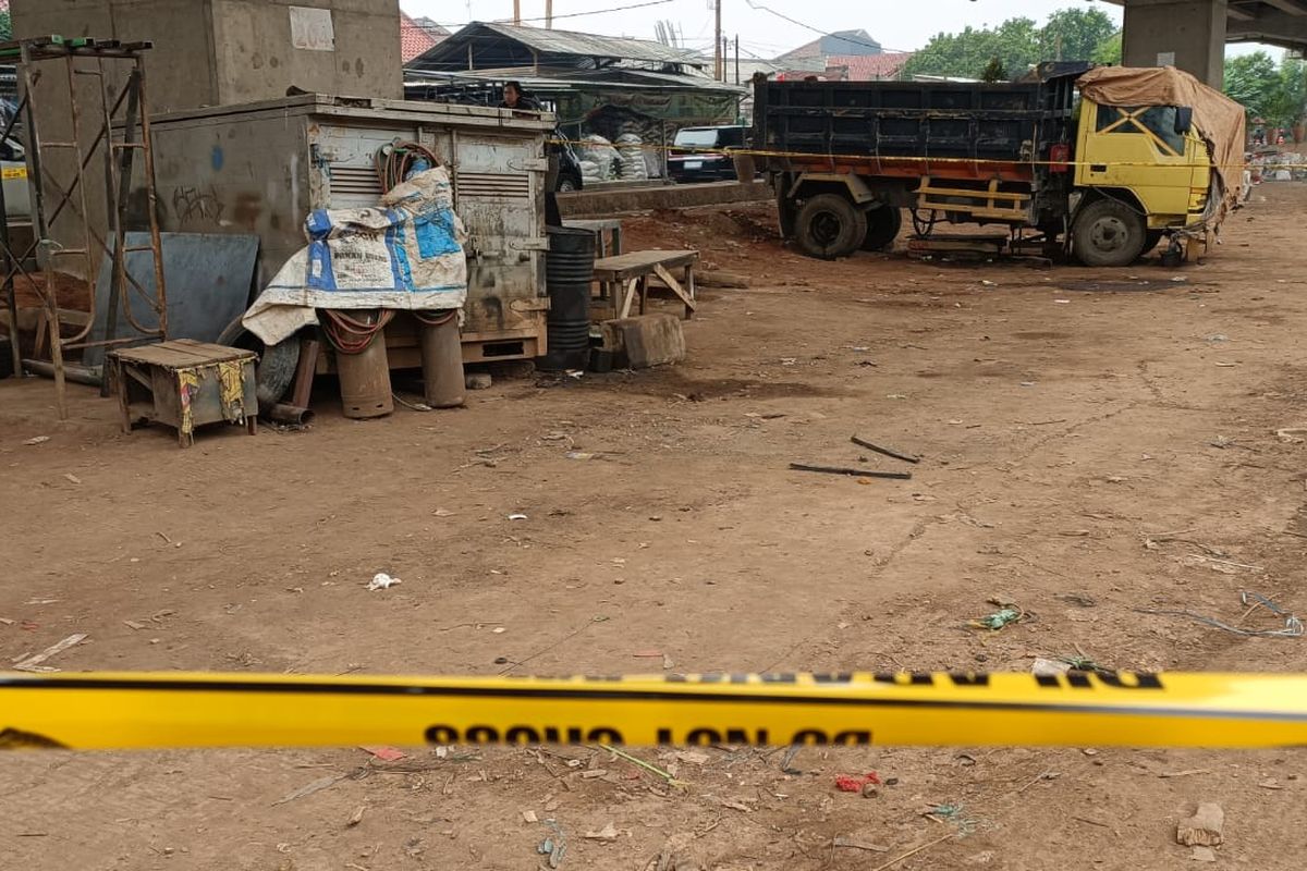 Situasi terkini di lokasi penemuan jasad terbungkus plastik dan terlilit lakban di kolong Tol Becakayu, Jalan Raya Inspeksi Kalimalang, Sumber Artha, Kota Bekasi, Selasa (18/10/2022). Jasad yang belum diketahui identitasnya itu ditemukan oleh seorang penjaga warkop yang hendak mencari gelas kopinya pada Senin (17/10/2022) malam.