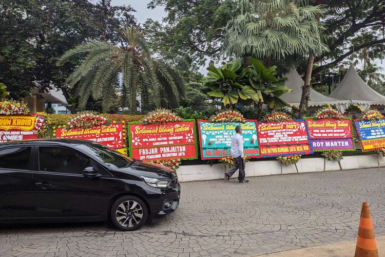 Karangan bunga ucapan selamat ulang tahun untuk Gubernur DKI Jakarta Anies Baswedan di Balai Kota DKI Jakarta, Senin (9/5/2022).