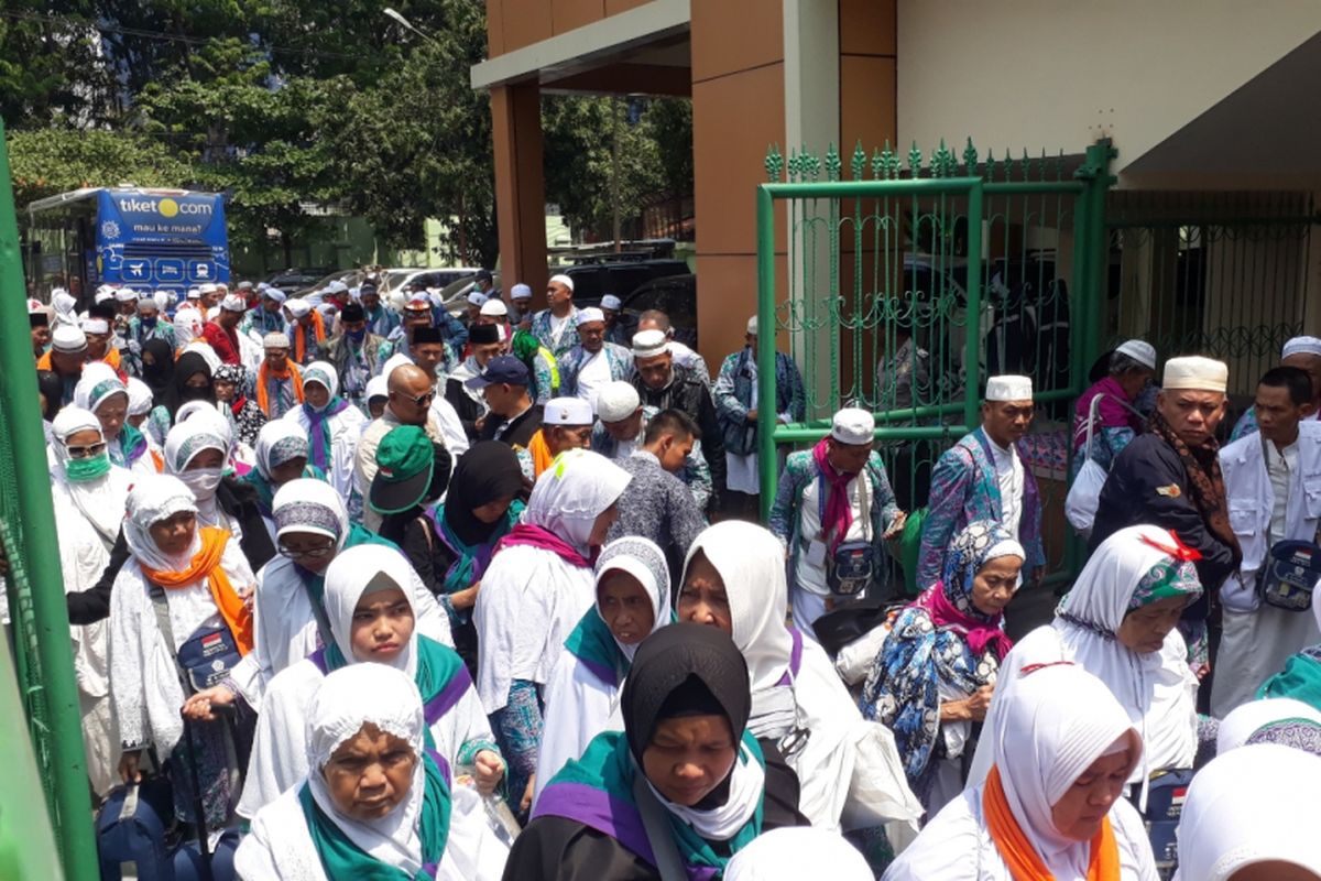 Kloter 11 jamaah haji asal Jawa Barat tiba di Asrama Haji Embarkasi Jakarta-Bekasi, Bekasi Selatan, Jumat (31/8/2018).