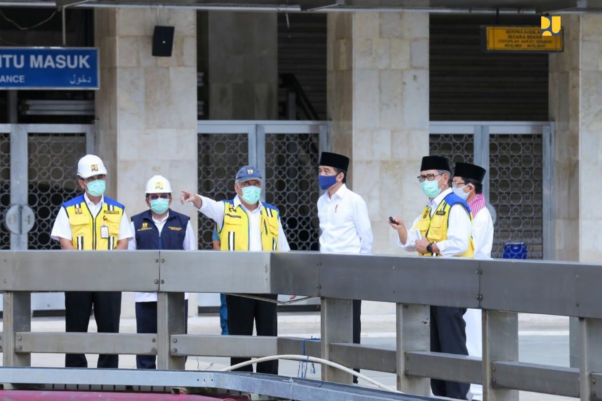 Presiden Joko Widodo (Jokowi) meninjau progres pekerjaan renovasi Masjid Isqtilal bersama Menteri Pekerjaan Umum dan Perumahan Rakyat (PUPR) Basuki Hadimuljono, Imam Besar Masjid Istiqlal Prof. Dr. K.H Nasaruddin Umar, Ditjen Cipta Karya Kementerian PUPR Danis Sumadilaga, Ditjen Sumber Daya Air Kementerian PUPR Jarot Widyoko, Direktur Bina Penataan Bangunan Diana Kusumastuti Kepala Balai Besar Wilayah Sungai (BBWS) Ciliwung-Cisadane Bambang Hidayah, Selasa (2/6/2020).