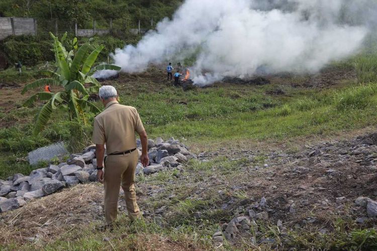 Gubernur Jateng Ganjar Pranowo mengarahkan pemadaman api dari bakaran rumput di terpi Tol Bawen-Ungaran, Senin (19/9/2022).