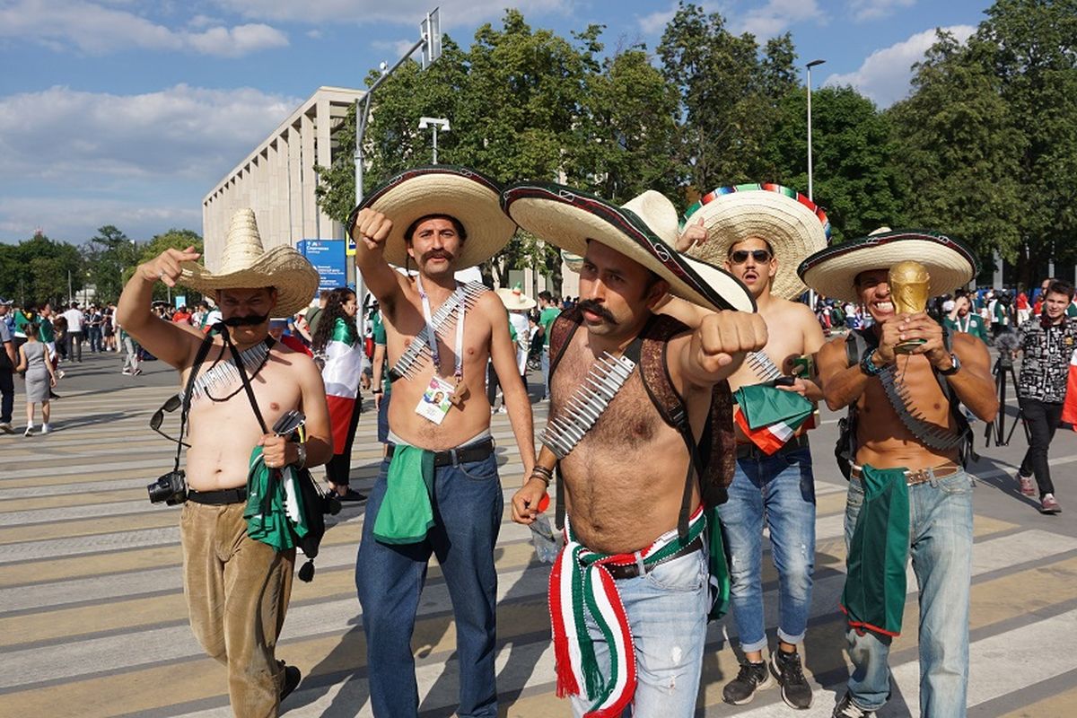 Para pendukung tim nasional Meksiko datang dengan berbagai kostum yang unik ketika menyaksikan laga Jerman melawan Meksiko di Stadion Luzhniki, Moskwa, Rusia, Minggu (17/6/2018).
