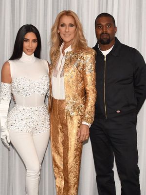 Kim Kardashian dan Kanye West berpose bersama penyanyi Celine Dion (tengah). Keduanya mebghadiri pertunjukan musik Dion pada momentum perayaan ulang tahun kelima pernikahan mereka.