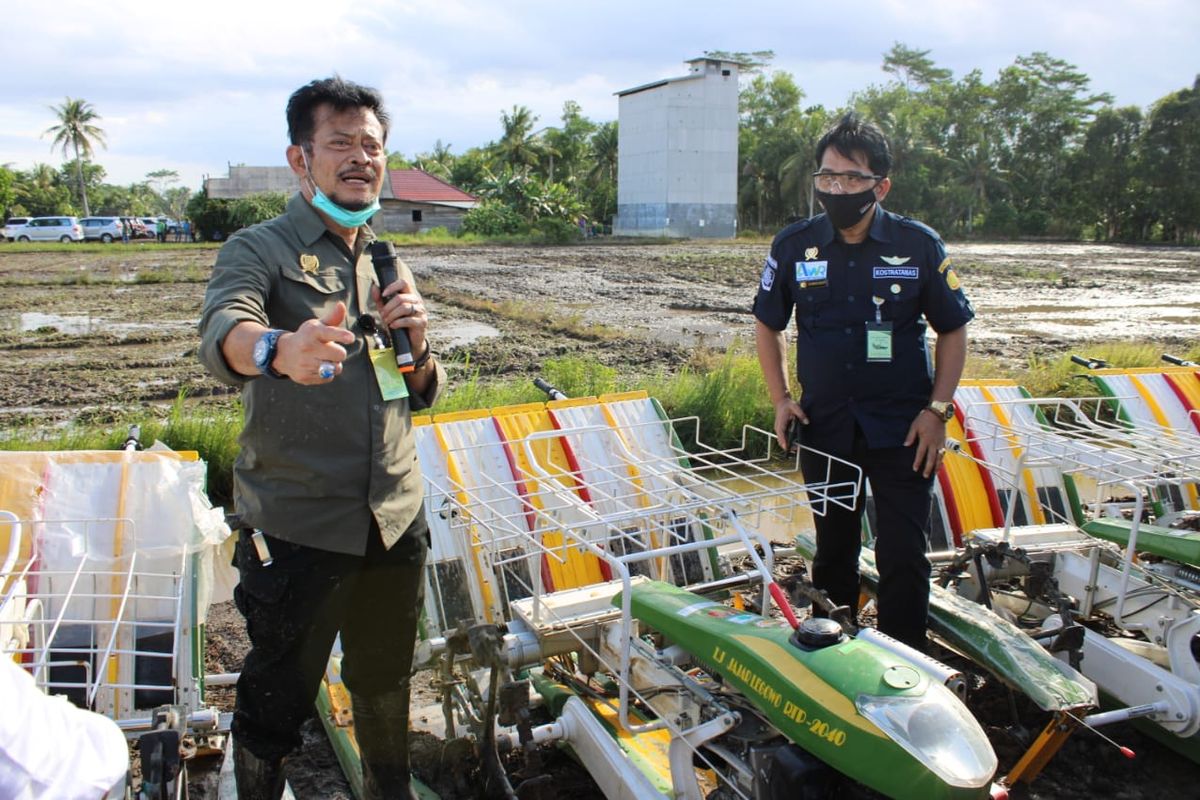 Menteri Pertanian Syahrul Yasin Limpo menghimbau petani di Kabupaten Bekasi untuk mengikuti asuransi pertanian, sebagai antisipasi apalagi lahan pertanian seluas 800 ha gagal panen, Minggu (13/9/2020).