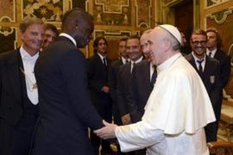 Pemain Italia, Mario Balotelli, saat bertemu dengan Paus Fransiskus di Vatikan, Roma, Selasa (13/8/2013) waktu setempat. 