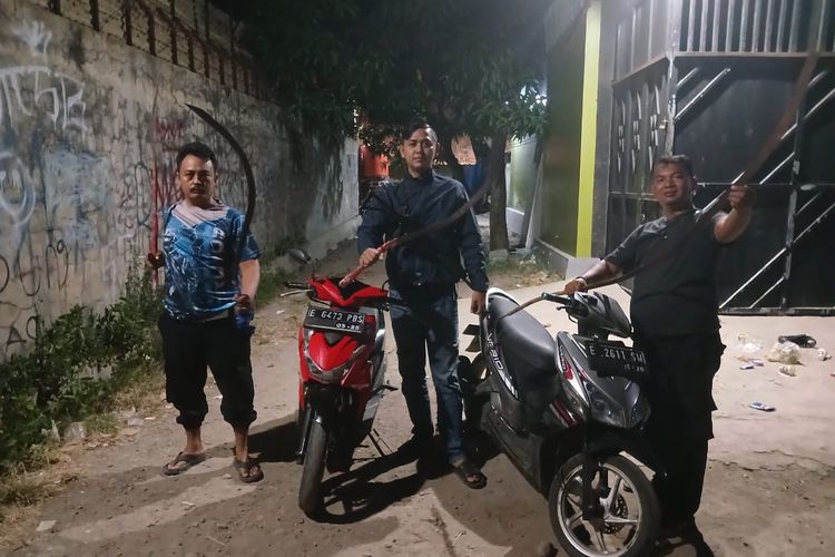 Polisi saat mengamankan barang bukti diduga milik remaja geng motor terdiri dari empat bilah senjata tajam dan tiga unit sepeda motor yang ditinggalkan para pelaku di wilayah Blok Bucu, Desa Cibereng, Terisi pada Sabtu (18/10/2025) dini hari.
