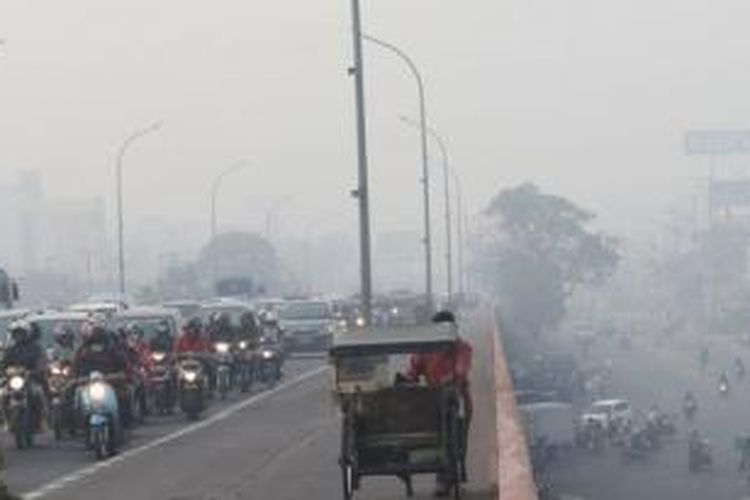Kabut asap menyelimuti Kota Palembang terutama di kawasan perairan Sungai Musi, Rabu (9/9/2015). 