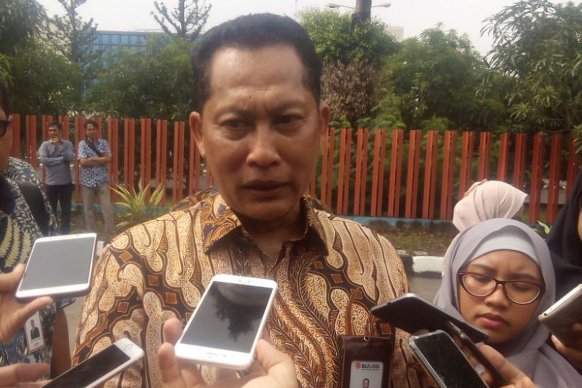 Direktur Utama Perum Bulog, Budi Waseso memberikan keterangan kepada awak media di Gudang di Kelapa Gading, Jakarta Utara, Kamis (10/1/2019).