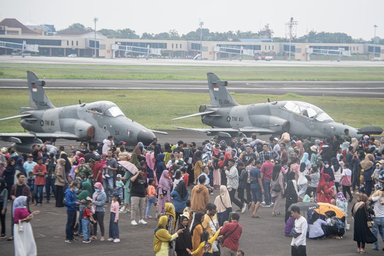 Warga melihat pesawat tempur F16 Fighting Falcon dari Skadron Udara 16 Lanud Roesmin Nurjadin Pekanbaru saat Open Base Pangkalan Udara Sri Mulyono Herlambang (Lanud SMH) Palembang, Sumatera Selatan, Minggu (28/5/2023). Open Base yang menampilkan enam pesawat tempur F16 Fighting Falcon, empat pesawat tempur Hawk 100-200 dan helikopter Basarnas Dauphin AS365N3+ tersebut digelar dalam rangka memberikan edukasi kepada masyarakat tentang alutsista TNI AU. 