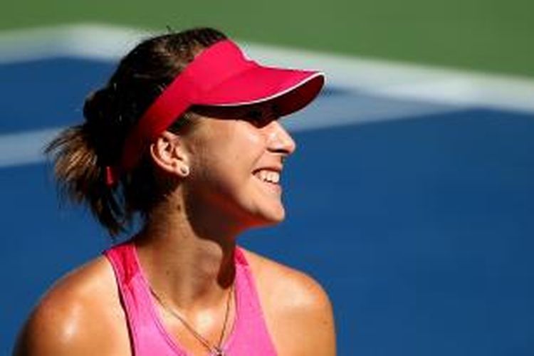 Petenis Swiss, Belinda Bencic, tersenyum setelah meraih kemenangan atas petenis Jerman, Angelique Kerber, pada babak ketiga AS Terbuka di New York, Jumat (29/8/2014).