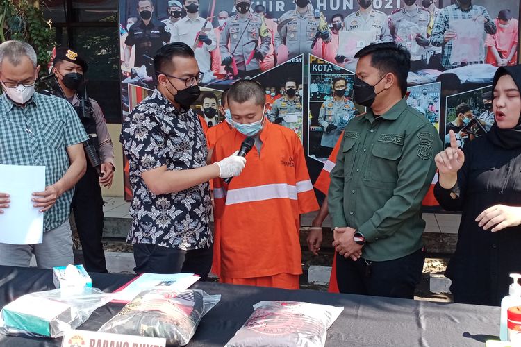 Petugas Kepolisian dari Polresta Malang Kota meringkus pelaku pencurian HP berinisial F alias Prediyanto (29) asal Kelurahan Kebon Pala, Kecamatan Makasar, Jakarta Timur.