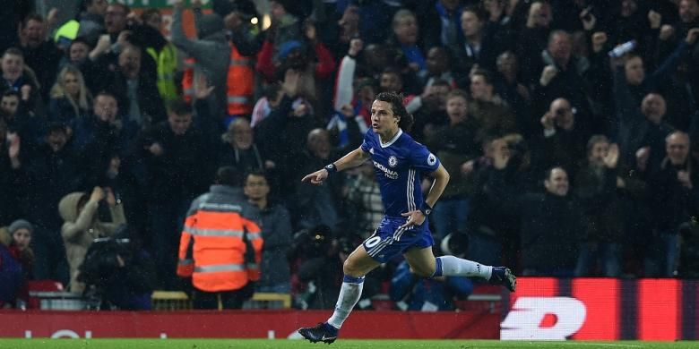 Bek Chelsea, David Luiz, merayakan golnya seusai membobol gawang Liverpool di Anfield pada 31 Januari 2017.  
