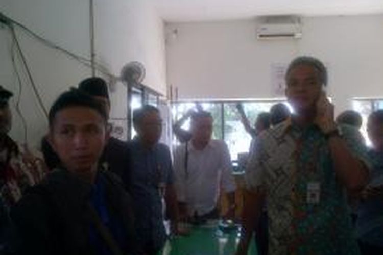 Gubernur Jawa Tengah Ganjar Pranowo menelpon pihak terkait untuk mendapat jawaban terkait matinya sejumlah CCTV di Jembatan Timbang di Sarang, Kamis (2/7/2015).