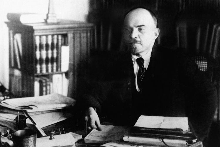 Vladimir Ilyich Ulyanov atau Lenin.