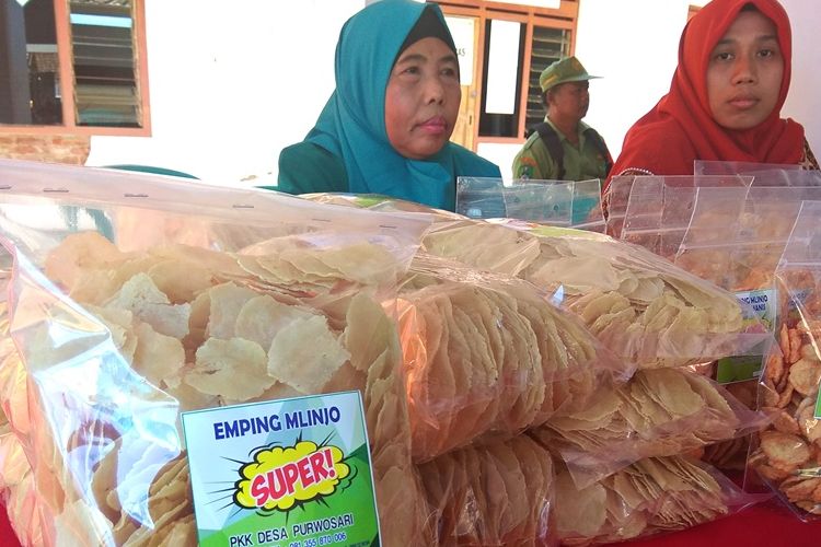 Kenaikan bahan baku buah belinjo membuat ratusan perajin emping belinjo di Desa Purwosari, Magetan, Jatim, kesulitan berproduksi.