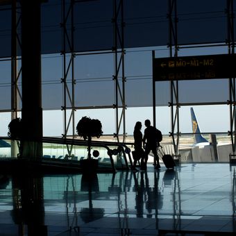 Ilustrasi bandara. Angkasa Pura beri diskon 50 persen tarif bandara Lebaran 2026 di 37 bandara. Berlaku untuk tiket domestik dan extra flight.