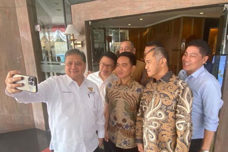 Ketua Umum Partai Golongan Karya (Golkar) Airlangga Hertanto dan Gibran Rakabuming Raka di Kota Solo, pada Selasa (29/8/2023).