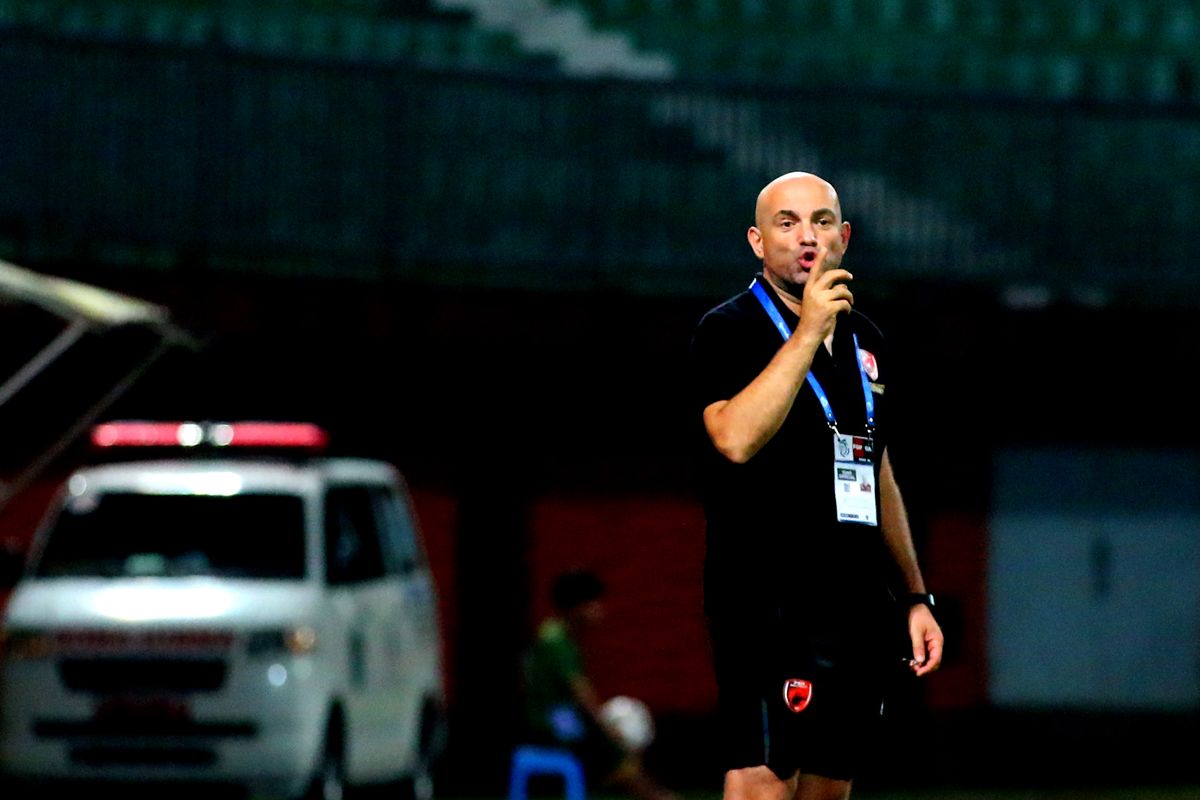 Pelatih PSM Makassar Bernardo Tavares saat pertandingan pekan ke-32 melawan Madura United yang berakhir dengan skor 1-3 di Stadion Gelora Ratu Pamelingan Pamekasan, Jumat (31/3/2023) malam. Terkini, Bernardo Tavares memprotes kinerja wasit yang memimpin laga pekan ke-11 Liga 1 2023-2024 antara PSS vs PSM, Minggu (3/9/2023).