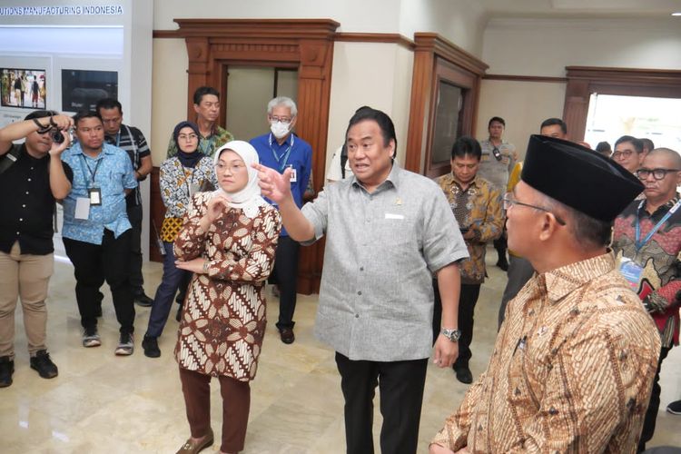 Wakil Ketua Dewan Perwakilan Rakyat (DPR) Republik Indonesia (RI) Rachmat Gobel saat menghadiri kegiatan halalbihalal dalam rangka memperingati Hari Buruh Internasional yang berlokasi di PT PMI, Senin (1/5/2023).
