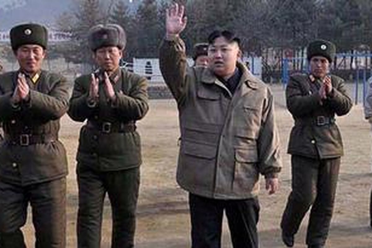 Pemimpin Korea utara Kim Jong Un (tengah) bersama sejumlah pejabat di sebuah lokasi di Korea Utara.