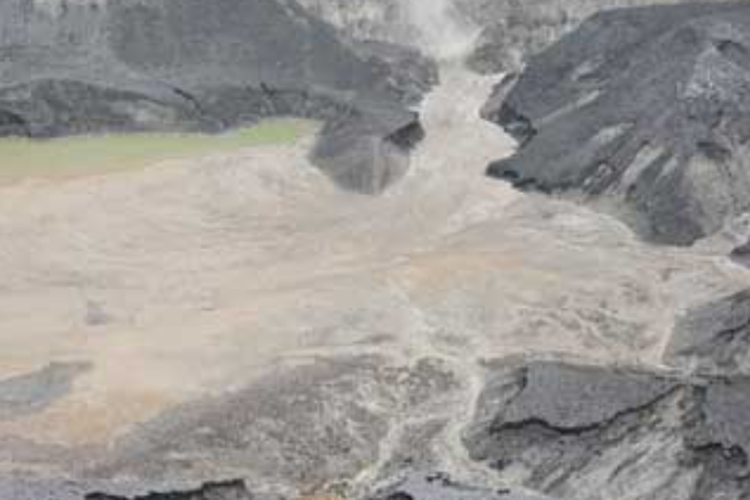 Tangkuban Perahu sebagai obyek wisata alam di Lembang, Kabuapten Bandung Barat, Jawa Barat 