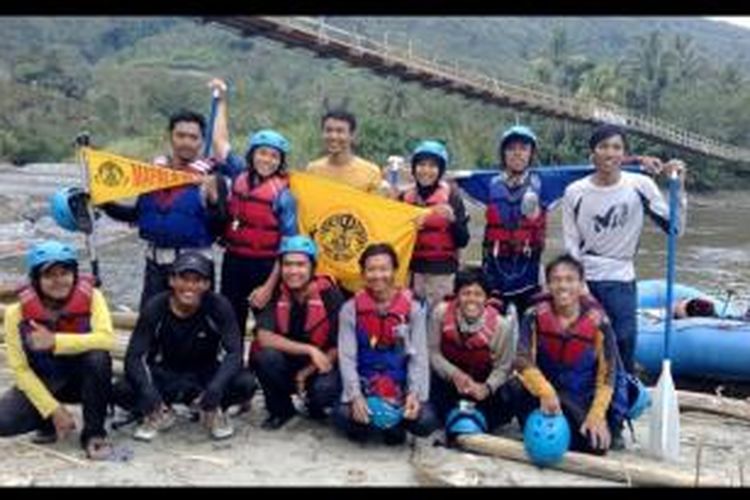 Dihadang jeram-jeram ganas, 16 anggota ekspedisi Mapala UI berhasil mengarungi 53 kilometer Sungai Lariang hanya dalam waktu 4 hari, sehari lebih cepat dari rencana semula.
