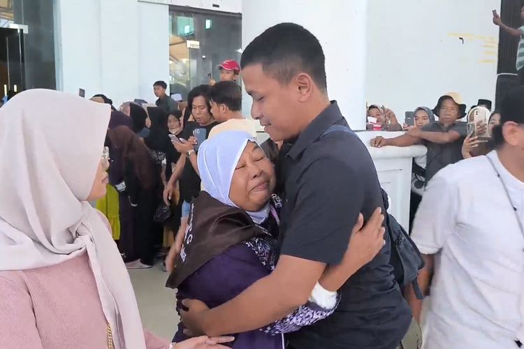 Beri Pelukan Terakhir, Ratusan Pengantar Terobos Barikade Saat Pemberangkatan Haji di Polewali Mandar