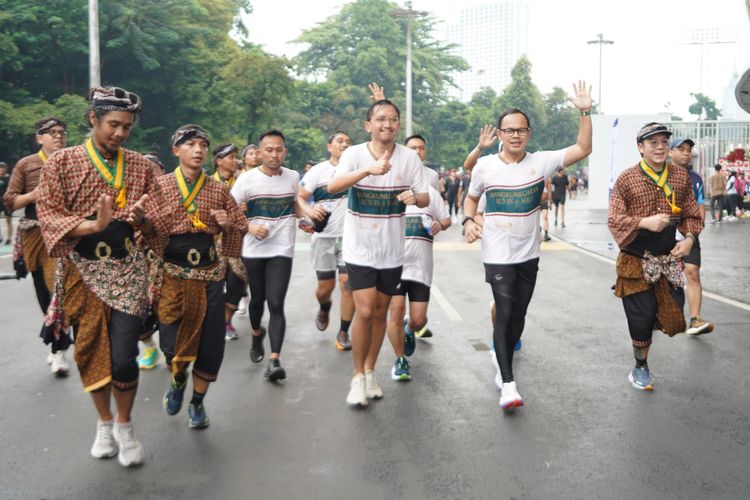 Jelang Mangkunegara Run in Solo (MN Run) 2024 pada 28 April 2024, ratusan pelari dari komunitas seperti Riot Jakarta, PermataBank runner, dan Katadata Berlari mengikuti ajang lari 7K di Car Free Day Sudirman, Jakarta, Minggu (10/4/2024).