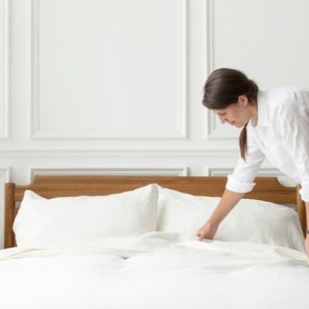 Ilustrasi membersihkan tempat tidur atau kasur