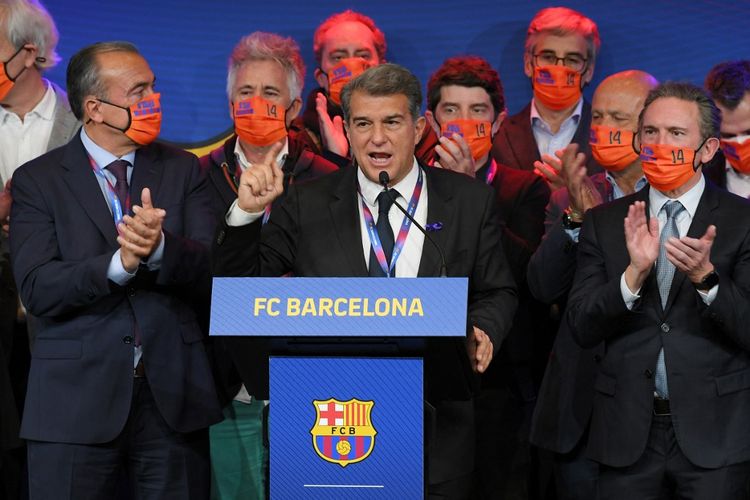 Joan Laporta (tengah) saat berpidato di Camp Nou usai terpilih menjadi presiden klub FC Barcelona pada 7 Maret 2021. Terkini, Laporta menegaskan bahwa pihak klub tak punya rencana untuk menjual penerus nomor 10 Lionel Messi di Barcelona, Ansu Fati.
