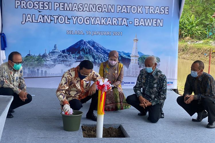 PT Jasamarga Jogja Bawen memulai pemasangan patok trase sebagai bagian dari pembangunan proyek jalan tol Jogjakarta-Bawen, Selasa (19/01/2021). Tampak dalam foto dari kiri ke kanan Direktur Utama PT Jasa Marga (Persero) Tbk Subakti Syukur, Gubernur DI Yogyakarta Sri Sultan Hamengkubuwono X, Direktur Utama PT Jasamarga Jogja Bawen Mirza Nurul Handayani, Bupati Sleman Sri Purnomo, dan Kepala Kanwil BPN DIY Suhendro.