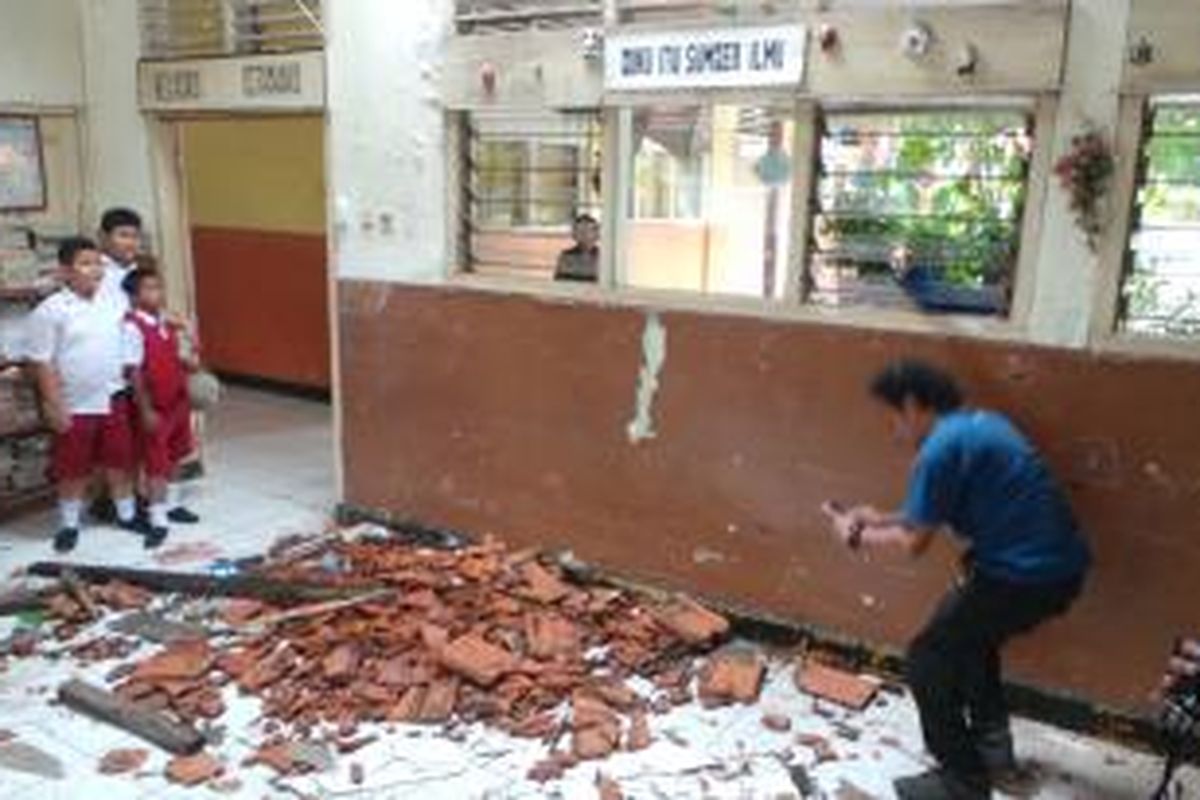 Salah satu ruangan kelas di SDN 14 Malaka Sari yang ambruk. Kondisi ini dibiarkan terbengkalai hampir satu tahun tanpa perbaikan. Selasa (15/4/2014).
