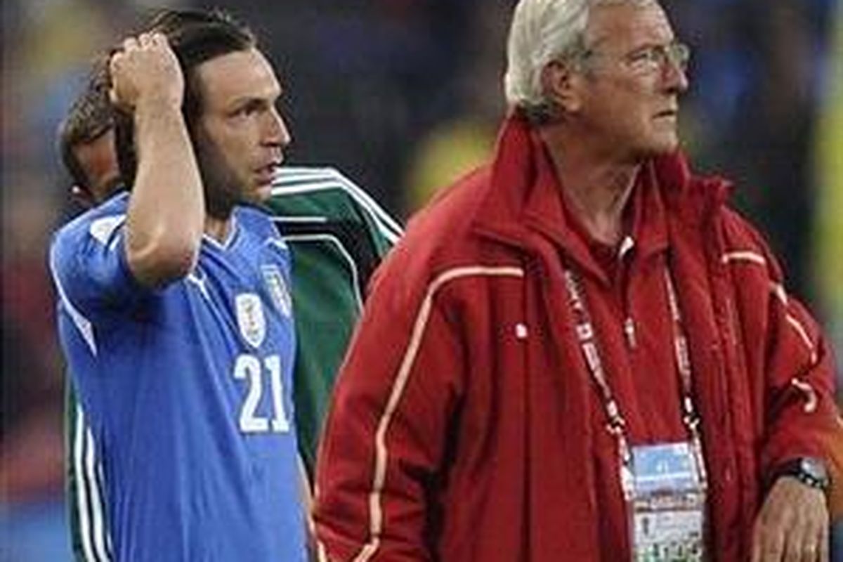 Gelandang Italia Andrea Pirlo (kiri) bersiap memasuki lapangan dalam penyisihan Grup F Piala Dunia 2010 melawan Slowakia, Kamis (24/6/2010).