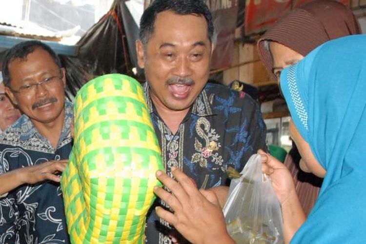 Wabup Yusuf Widiyatmoko membagikan tas belanja di Pasar Blambangan Jumat (24/2/2017)