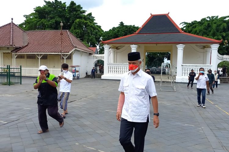 Jenazah Buya Syafii Maarif tiba di Masjid Gedhe Kauman. Banyak pelayat yang datang, salah satunya adalah Gubernur Jawa Tengah, Ganjar Pranowo.