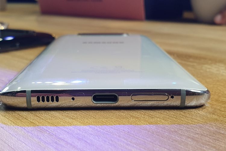 Port USB C Samsung galaxy A80, menggantikan jack audio 3,5 mm.