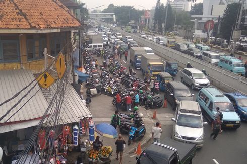 PKL dan Pakir Liar Makin Menjamur di Trotoar Jatinegara