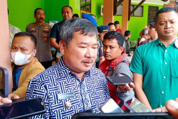 Bupati Garut Rudy Gunawan saat di wawancara wartawan Selasa (14/03/2023) di kantor Dinas Perumahan Dan Pemukiman Kabupaten Garut