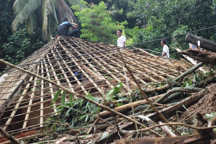 Kondisi salahsatu rumah warga yang ambruk diterjang longsor di Desa Karangnunggal, Kecamatan CIbeber, Kabupaten Cianjur, Jawa Barat, Minggu (22/3/2020). Sebanyak 20 rumah ambruk dan belasan lainnya rusak.